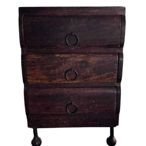 Primitive 3 drawer little cabinet with iron legs and base.  Carved top - Picture 6 of 7